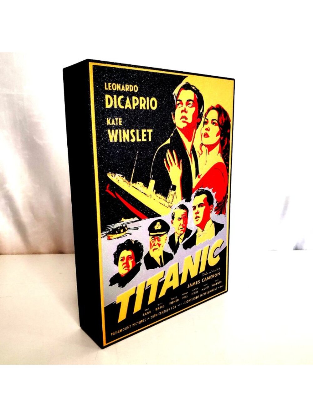 Titanic Movie Poster LED Light Box – Retro Film Decor & USB Powered Sign - Picture 5 of 7